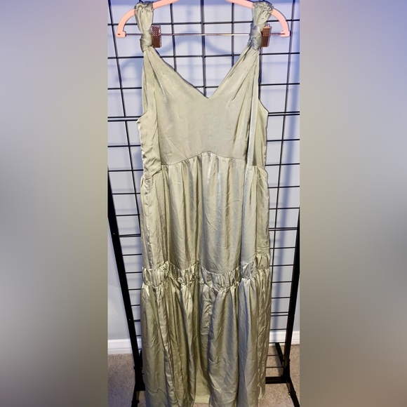 Dresses & Skirts - Unbranded woman’s green maxi dress NWOT